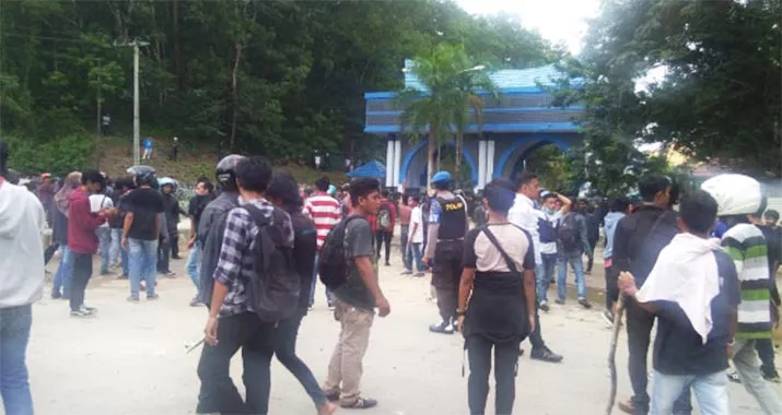 Cari Satpol PP, Demonstran "Hujani" Batu Kantor Gubernur Sultra