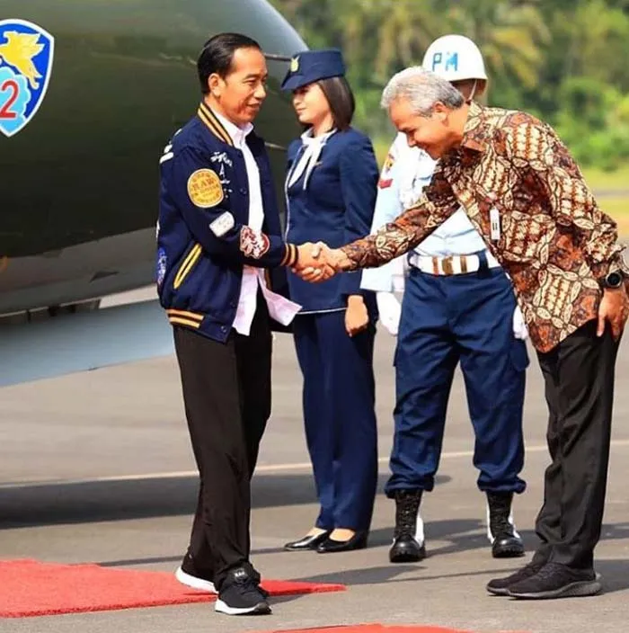 Gunakan Brand Lokal, Intip Gaya Modis Jokowi Saat Tiba di Kendari