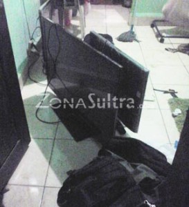 Sejumlah barang bukti yang didapatkan oleh intel di kamar kos pelaku serta suasana penggerebekan, Rabu (23/12/2015) Ilham Surahmin/ZONASULTRA.COM