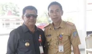 Kepala BLH dan Kebersihan Konsel, Edwind Koodoh (kanan) saat berpose bersama Kadis PU, Saala (kiri) ()Efan/ZONASULTRA.COM 