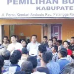 Endang Bersama Pendukungnya Datangi Panwaslu Konsel Laporkan Pelanggaran Pilkada