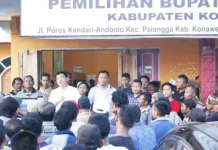 Endang Bersama Pendukungnya Datangi Panwaslu Konsel Laporkan Pelanggaran Pilkada