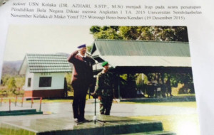 Rektor USN Kolaka, Azhari menjadi inspektur upacara (Irup) dalam penutupan kegiatan Diksar Menwa USN Kolaka di Mako Yonif 725 Boro-boro, Konsel. Foto Istimewa.