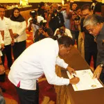 Gubernur Sultra Serahkan DIPA APBN 2016