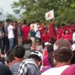 Ibu Asyik Bergoyang, Bocah Ini Digendong Polisi