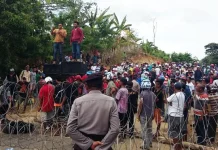 Demo KPU, Pendukung Rumah Kita Bentrok Dengan Polisi