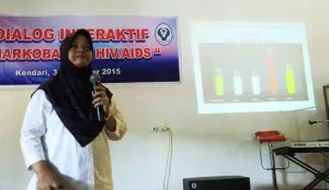 Sekretaris KPA Kota Kendari Rahmi Ningrum menyampaikan persentase pada acara dialog Interaktif Narkoba dan HIV AIDS. (Sumarlin/ZONASULTRA.COM) 
