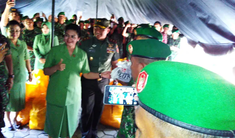 Pangdam VII Wirabuana, Mayjen Agus Surya Bakti saat melakukan mengunjungi Markas Kodim 1417 Kendari, Senin (21/12/2015). (Randi/ZONASULTRA.COM)