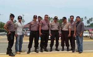 etugas gambungan kepolisian Polsek Lasolo, Molawe dan Sawa melakukan pengamanan bersama jelang kampanye akbat paslon Abdiku, Selasa (1/12/2015) sekitar pukul 14.30 Wita. Jefri/ZONASULTRA.COM 