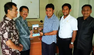 Pertukaran cinderamata Pemda BLH DIY dan DPRD Bombana saat melakukan KAD beberapa waktu lalu. (Andi Hasman/ZONASULTRA.COM) 