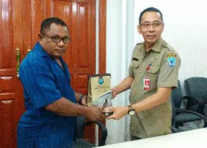 Pertukaran cinderamata dari Pemkab Bulungan, Kalimnatan Utara ke DPRD Bombana saat melakukan Kajian Antar Daerah di daerah itu. (Andi Hasman/ZONASULTRA.COM)