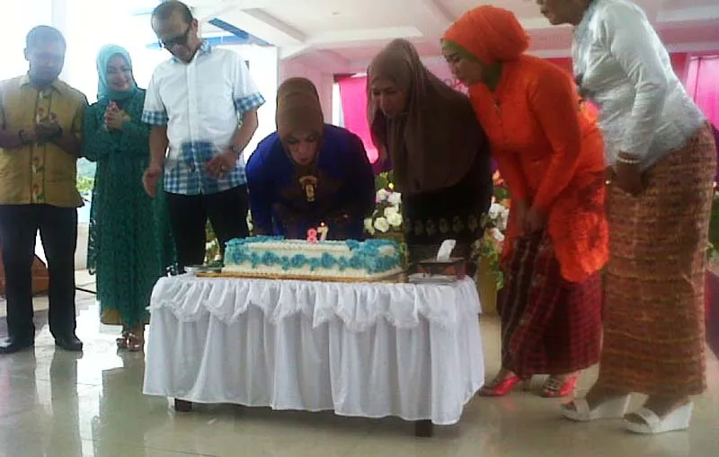 Ketua PKK yang juga merupakan Ibu Bupati Bombana, Hj Andi Nirwana saat meniup lilin pada HUT Ibu yang ke 87 yang didampingi bupati, wakil Bupati Bombana. (Andi Hasman/ZONASULTRA.COM)