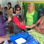 Ketua PKK Kolut Ajak Masyarakat Bantu Cari Korban KM Marina Baru Ketua Tim Penggerak PKK Kabupaten Kolaka Utara, Nurfaedah Rusda mengunjugi korban kapal tenggelam KM Marina Baru 2B di rumah sakit Jafar Harum, kemarin. (Luis/ZONASULTRA.COM)