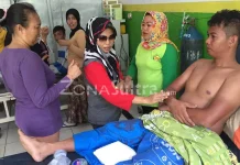 Ketua PKK Kolut Ajak Masyarakat Bantu Cari Korban KM Marina Baru Ketua Tim Penggerak PKK Kabupaten Kolaka Utara, Nurfaedah Rusda mengunjugi korban kapal tenggelam KM Marina Baru 2B di rumah sakit Jafar Harum, kemarin. (Luis/ZONASULTRA.COM)