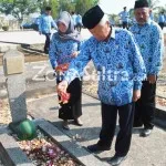 Dinas PU Sultra Tabur Bunga di Makam Pahlawan