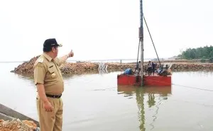  Wali Kota Kendari Asrun menyaksikan pemasangan tiang pancang pekerjaan tambat labuh di teluk Kendari. 