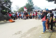 Breaking News: Eksekusi Lahan, Libatkan Banyak Anak-anak Kecil Breaking News: Eksekusi Lahan, Libatkan Banyak Anak-anak Kecil