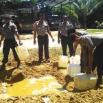 Polda Sultra Musnahkan Puluhan Jeregen Arak Polda Sultra Musnahkan Puluhan Jeregen Arak