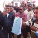 Tak Puas Pernyataan Pj Bupati Butur, Massa Pendukung Rindu Ancam Segel Kantor Setda Tak Puas Pernyataan Pj Bupati Butur, Massa Pendukung Rindu Ancam Segel Kantor Setda