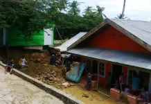 Rumah Warga di Raha Ini Nyaris Tertimbun Lumpur Rumah Warga di Raha Ini Nyaris Tertimbun Lumpur