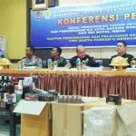 Jutaan Batang Rokok dan Ratusan Miras Ilegal Dimusnahkan Bea Cukai Kendari Jutaan Batang Rokok dan Ratusan Miras Ilegal Dimusnahkan Bea Cukai Kendari