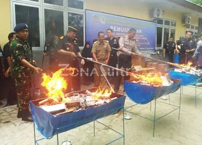 Jutaan Batang Rokok dan Ratusan Miras Ilegal Dimusnahkan Bea Cukai Kendari