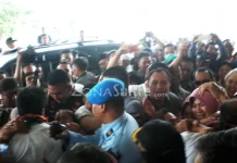 Isak Tangis, Histeris, Teriakan Warnai Penyambutan Ruksamin-Raup di Bandara Ribuan Masyarakat Sambut Kedatangan Ruksamin-Raup di Bandara