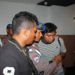Terjaring Razia, Oknum Petugas Nyaris Ribut dengan Wartawan RAZIA THM : Seorang anggota polisi Brigadir Israh Zaini nyaris ribut dengan wartawan yang meliput razia di Lq 33, Sabtu (30/1/2016) malam. Tampak Brigadir Israh Zaini diamankan oleh anggota Provost Polda Sultra. M RASMAN SAPUTRA/ZONASULTRA.COM