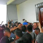 Ruksamin Bentuk Tim Transisi, Ini Tugas yang Diembannya DISAMBUT PENDUKUNG : Calon Bupati dan Wakil Bupati Konawe Utara (Konut) terpilih, Ruksamin-Raup dikerumungi para pendukungnya sesaat keluar dari pintu bandara, Selasa (27/1/2016). MUKLIS/ZONASULTRA.COM