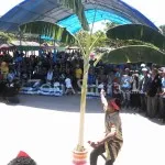 Aksi Silat Potong Pisang Warnai Deklrasi Walikota Kendari Sebagai Calon Gubernur Sultra Aksi Silat Potong Pisang Warnai Deklrasi Walikota Kendari Sebagai Calon Gubernur Sultra