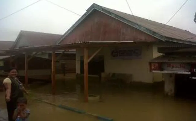 Diguyur Hujan 2 Jam, Puluhan Rumah di Bombana Terendam Banjir Diguyur Hujan 2 Jam, Puluhan Rumah di Bombana Terendam Banjir