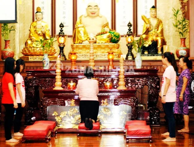 Warga tionghoa melakukan ibadah doa bersama