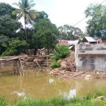 Pembangunan Jembatan Terhenti, Warga 3 Desa Ini Gunakan Jembatan Darurat yang Nyaris Roboh Pembangunan Jembatan Terhenti, Warga 3 Desa Ini Gunakan Jembatan Darurat yang Nyaris Roboh