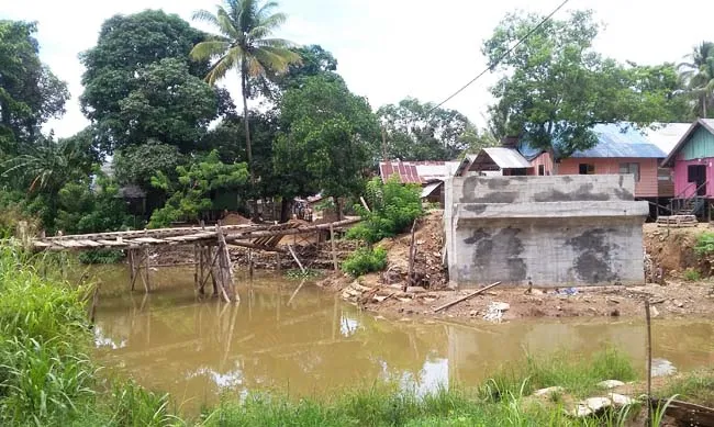 jembatan_penghubung_konut Pembangunan Jembatan Terhenti, Warga 3 Desa Ini Gunakan Jembatan Darurat yang Nyaris Roboh
