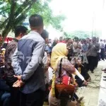 Masyarakat 3 Kabupaten Antusias Saksikan Pelantikan Melalui TV Masyarakat 3 Kabupaten Antusias Saksikan Pelantikan Melalui TV