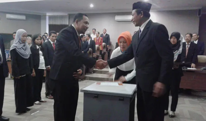 Rektor UHO Lantik 7 Pejabat FIB