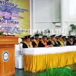 Wisuda 695 Mahasiswa, Rektor UHO Berbagi Tips Hadapi MEA Wisuda 695 Mahasiswa, Rektor UHO Berbagi Tips Hadapi MEA