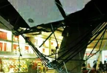 Plafon Pizza Hut di Lippo PLaza Runtuh, Seorang Bocah Dilarikan ke RS Plafon Pizza Hut di Lippo PLaza Runtuh, Seorang Bocah Dilarikan ke RS