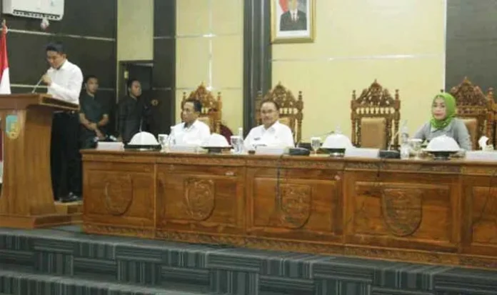 Datangi DPRD, Bupati dan Wakil Bupati Konsel Disambut 16 Legislator