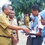 Pemda Buton Bagikan Seragam Sekolah Gratis di SMA Pasarwajo Pemda Buton Bagikan Seragam Sekolah Gratis di SMA Pasarwajo