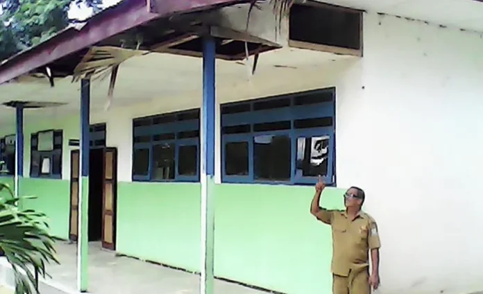 Dana DAK Dialihkan, Siswa SMPN 1 Tinobu Belajar di Gedung yang Nyaris Runtuh