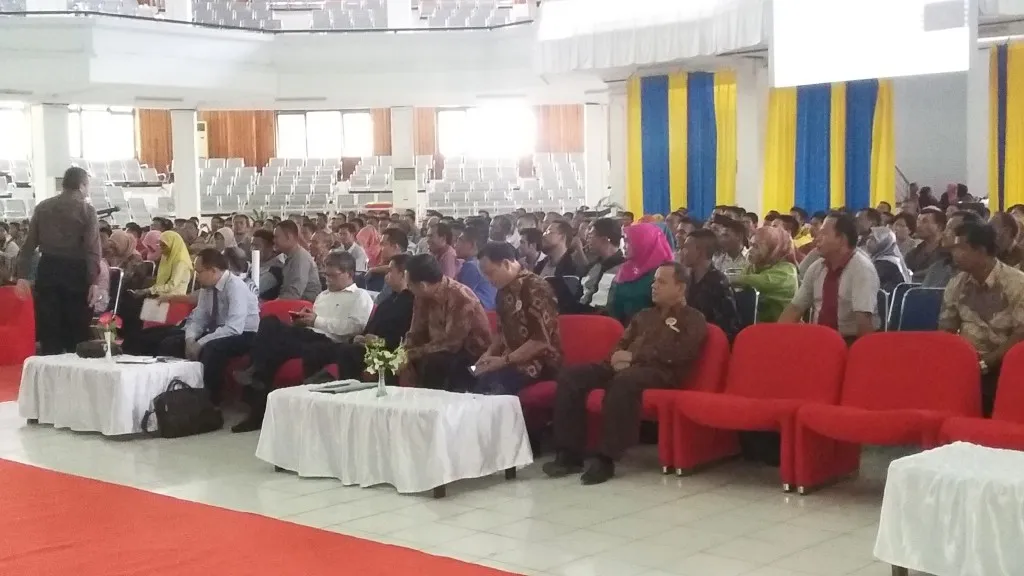 Sosialisasi SNMPTN - Para kepala sekolah, guru dan IT sekolah saat menghadiri sosialisasi SNMPTN dan SBMPTN di Auditorium Mokodompit UHO, Sabtu (6/2/2016). Para kepala sekolah diharapkan menginput data siswa di PDSS dengan benar. (Jumriati/ZONASULTRA.COM)