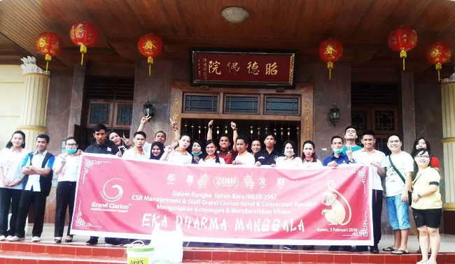 staff_csr_clarion Jelang Imlek, Hotel Grand Clarion Bakti Sosial di Vihara