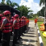 Siapkan Personil yang Mahir Penyelematan, Polres dan BPBD Konsel Lakukan Simulasi Tanggap Darurat TANGGAP DARURAT - Kapolres Konsel, AKBP Hendrik Widyana saat memberikan arahan kepada 40 orang peserta tanggap darurat di wilayah Bendungan Kecamatan Laeya Kabupate Konsel, Selasa (29/3/2016). Hal ini untuk menyiapkan para personil yang mahir dalam penyelamatan objek (manusia). (IRFAN MUALIM/ZONASULTRA.COM)