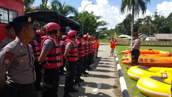 TANGGAP DARURAT - Kapolres Konsel, AKBP Hendrik Widyana saat memberikan arahan kepada 40 orang peserta tanggap darurat di wilayah Bendungan Kecamatan Laeya Kabupate Konsel, Selasa (29/3/2016). Hal ini untuk menyiapkan para personil yang mahir dalam penyelamatan objek (manusia). (IRFAN MUALIM/ZONASULTRA.COM)