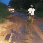 Warga Keluhkan Jalan Poros Menuju Kantor Camat Lantari Jaya Rusak Parah Warga Keluhkan Jalan Poros Menuju Kantor Camat Lantari Jaya Rusak Parah