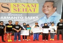 Nyalon Walikota, Sudarmanto Ajak Ratusan Warga Kendari Senam Zumba Nyalon Walikota, Sudarmanto Ajak Ratusan Warga Kendari Senam Zumba