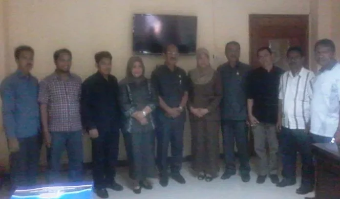 Pemda Bombana Serahkan Dokumen Pemekaran Poleang ke DPRD Sultra