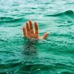 Diduga Sakit Jiwa, Pemuda Ini Lompat dari Atas Kapal ke laut Diduga Sakit Jiwa, Pemuda Ini Lompat dari Atas Kapal ke laut