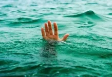 Diduga Sakit Jiwa, Pemuda Ini Lompat dari Atas Kapal ke laut Diduga Sakit Jiwa, Pemuda Ini Lompat dari Atas Kapal ke laut